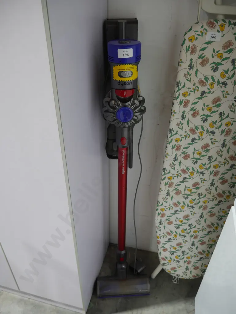 Dyson V7 stick vac Image 1++