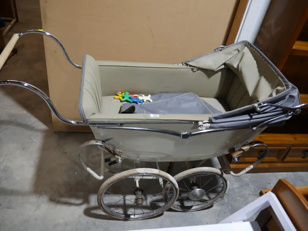 Vintage pram Image 1++