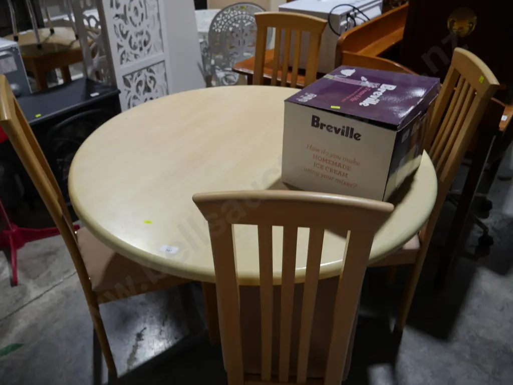 Table and four chairs Image 1++