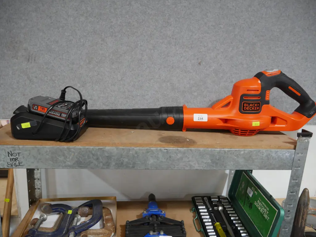 Black & Decker 18 volt blower with charger and battery Image 1++