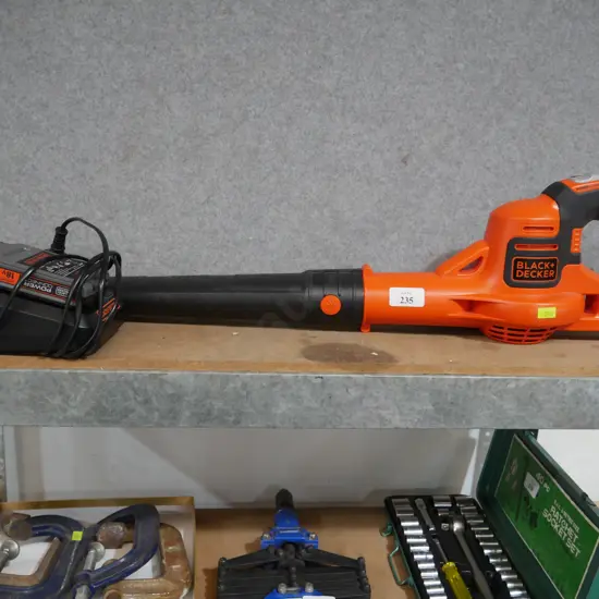 Black & Decker 18 volt blower with charger and battery