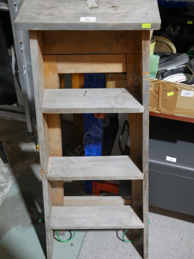 Wooden step ladder Image 1++