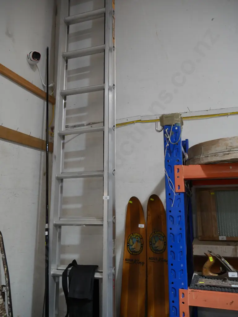 Large aluminium extension ladder Image 1++