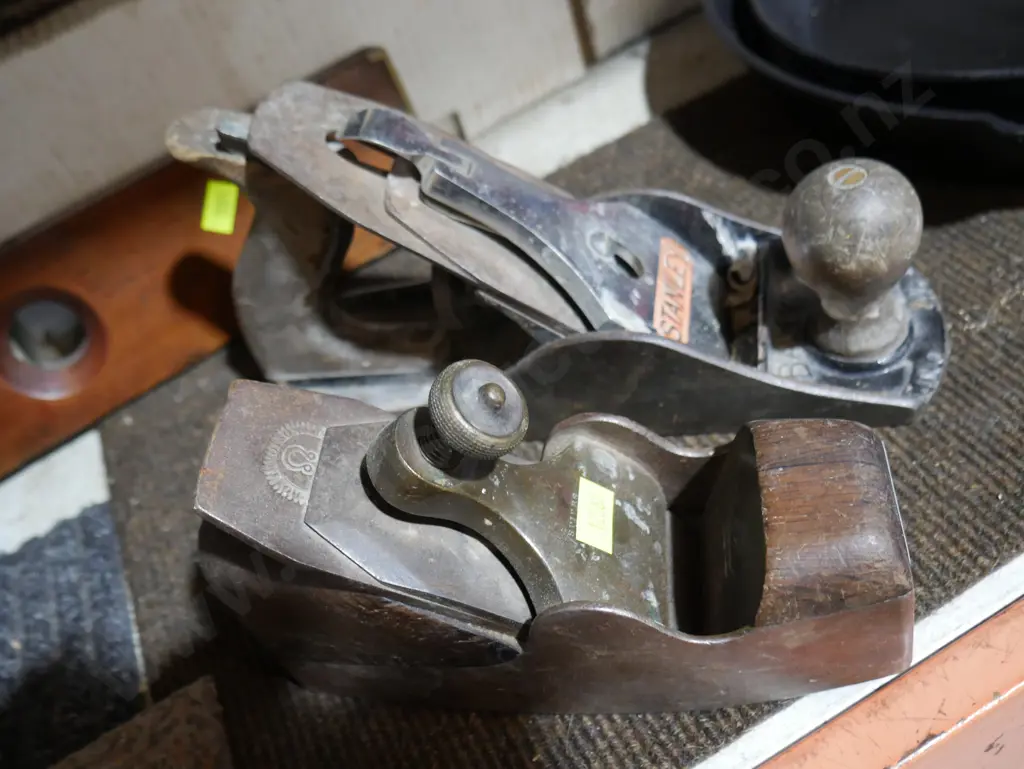 2 wood planes Image 1++
