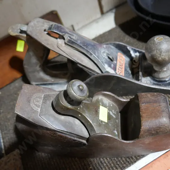 2 wood planes