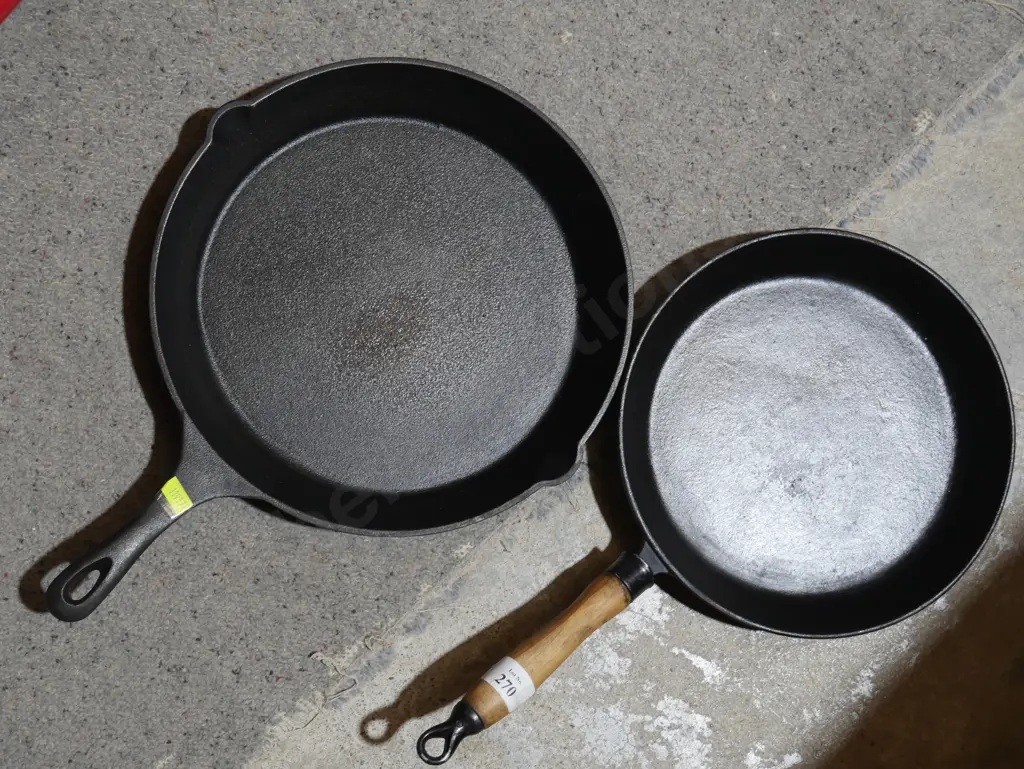 2 cast iron pans Image 1++