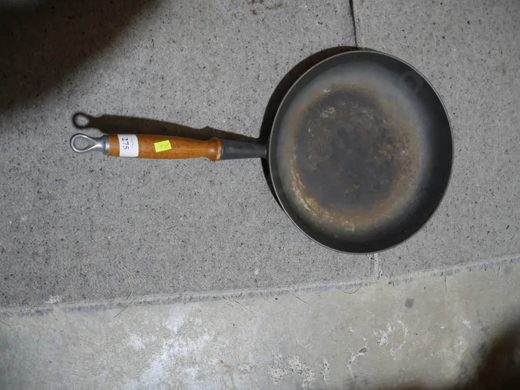 Le creuset cast iron frying pan Image 1++
