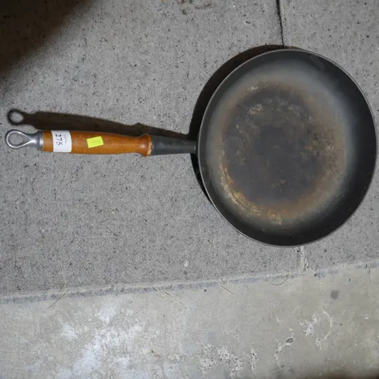 Le creuset cast iron frying pan