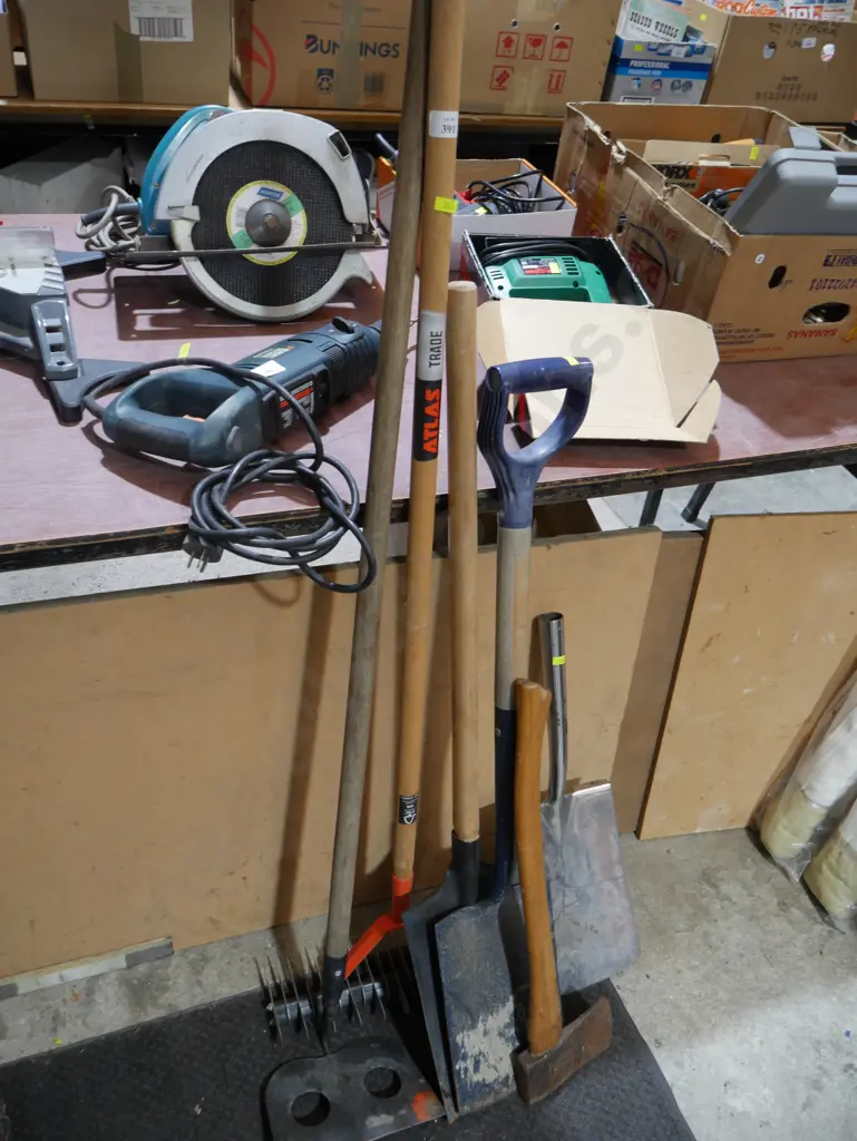 Assorted garden tools Image 1++