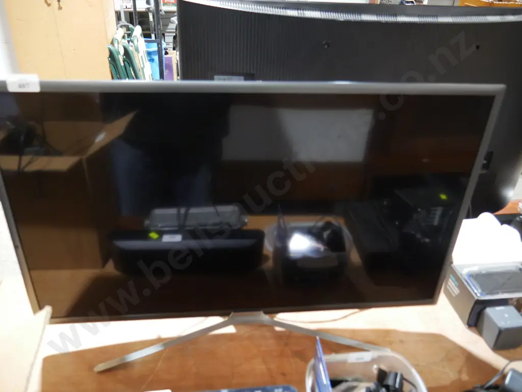 32" Samsung TV Image 1++