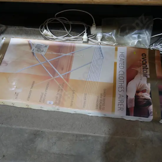 Heated clothes airer