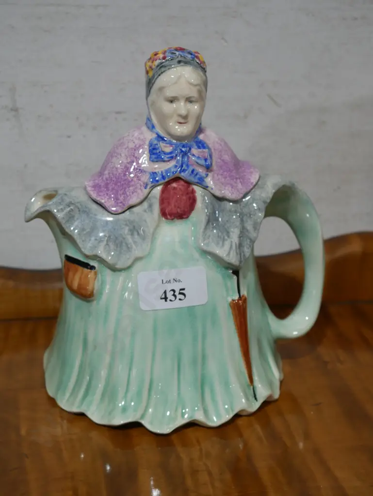 Old lady novelty jug Image 1++