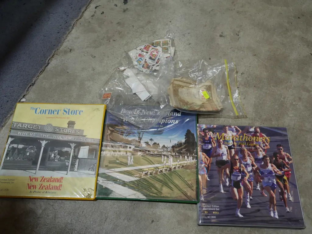 Loose stamps, stamp albums etc Image 1++