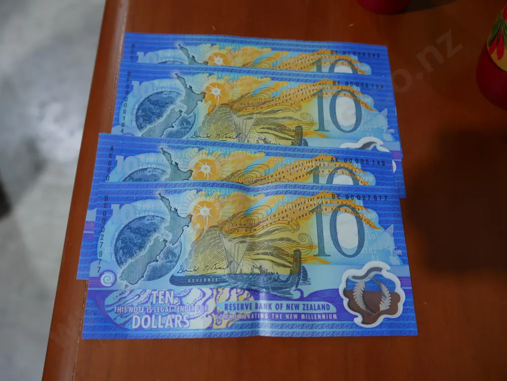 4 New Zealand millennium $10 banknotes Image 1++