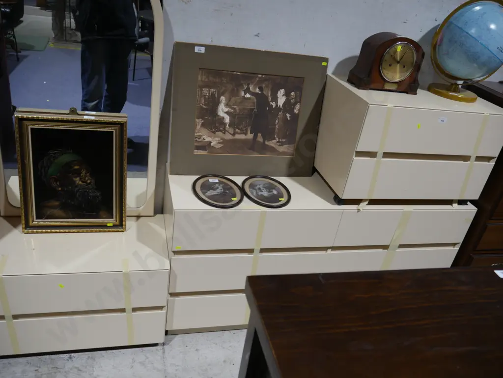 Three piece bedroom suite Image 1++