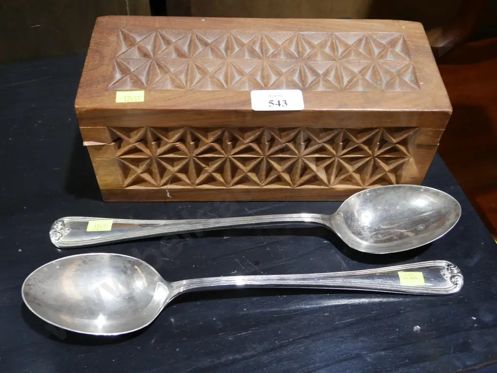 Wooden box, 2 large serving spoons Image 1++