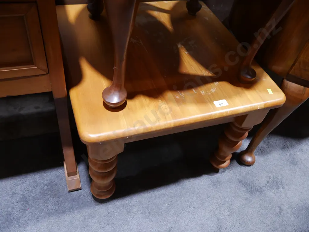 Square coffee table Image 1++