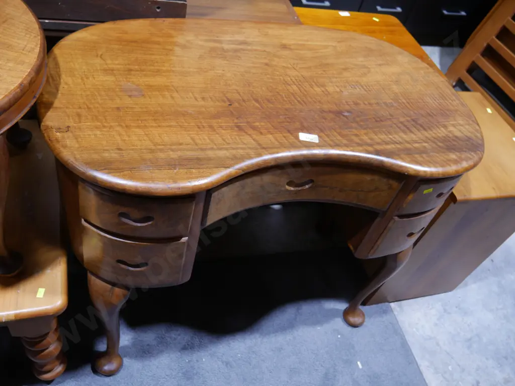 Kidney top desk Image 1++