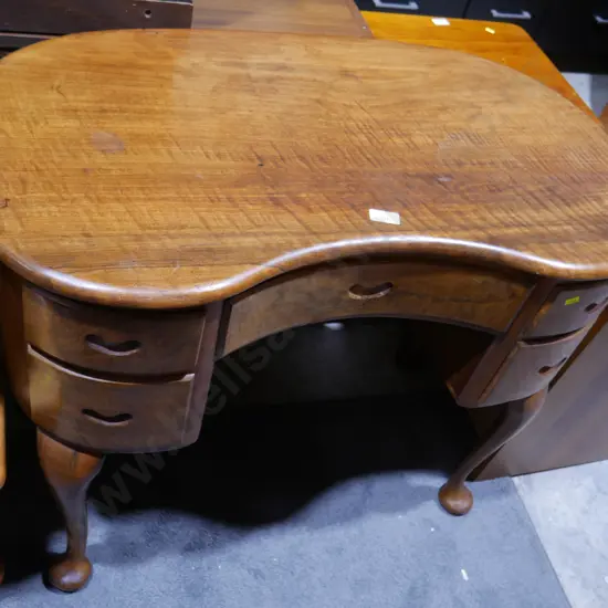 Kidney top desk
