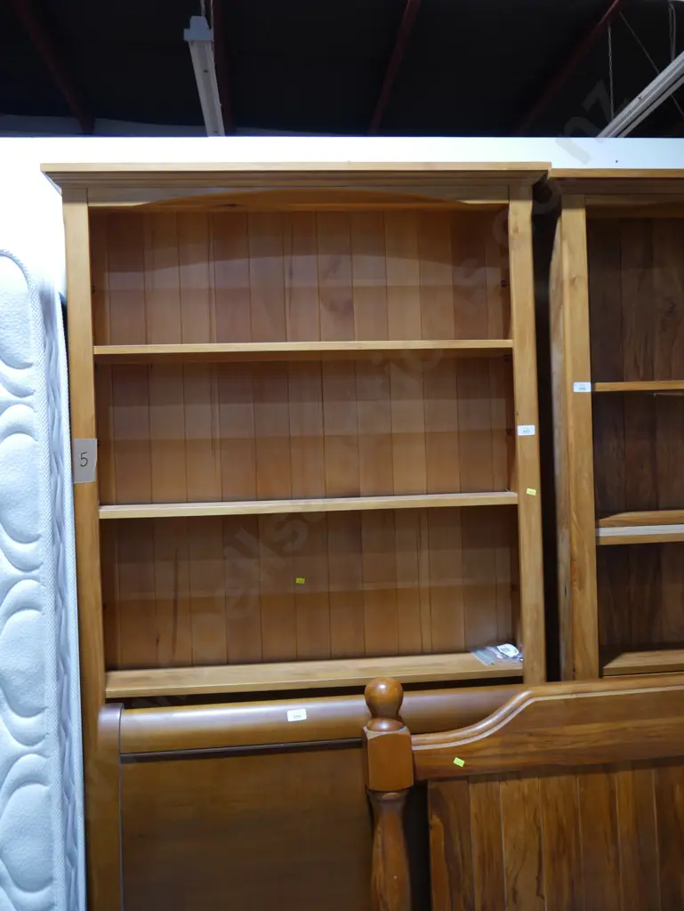 Large bookcase Image 1++