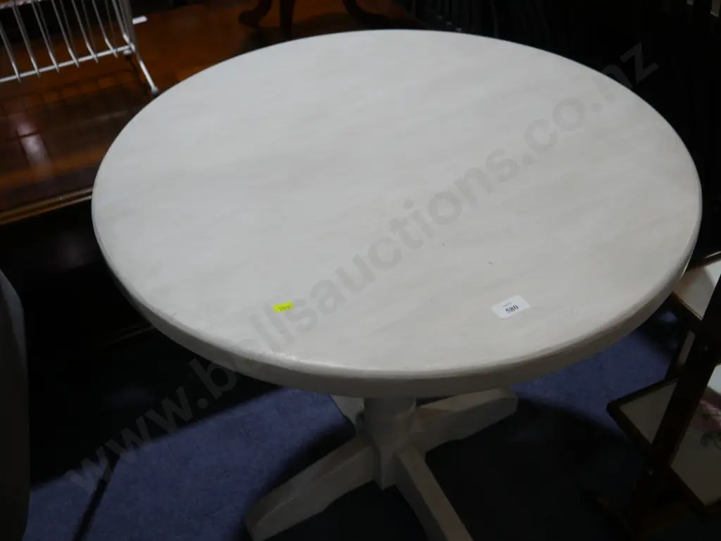 White round pedestal table Image 1++