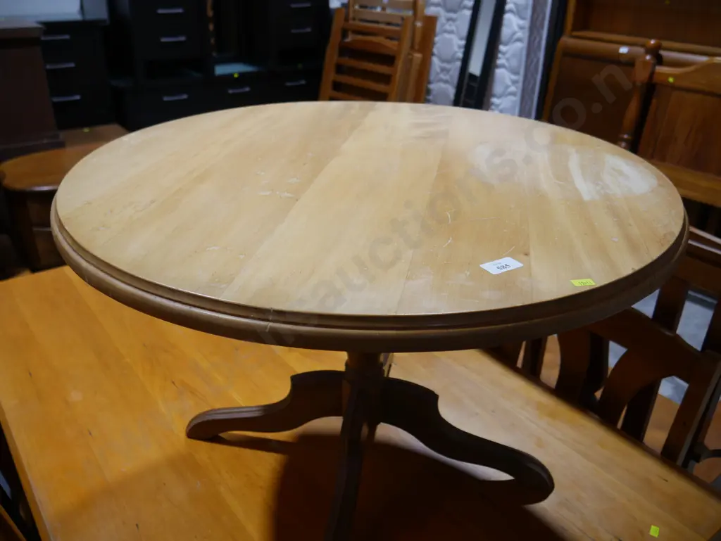 Round pedestal coffee table Image 1++