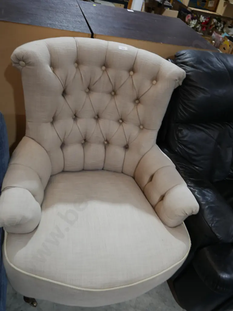 Deep buttoned armchair on casters Image 1++