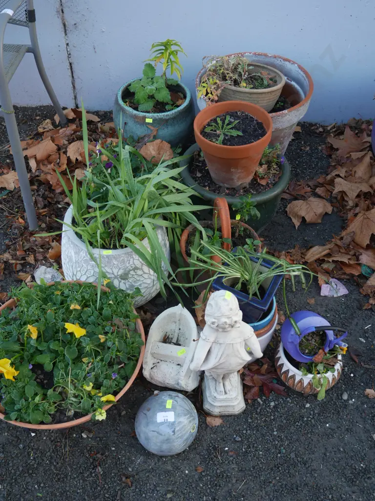 Potted plants and garden figurines Image 1++