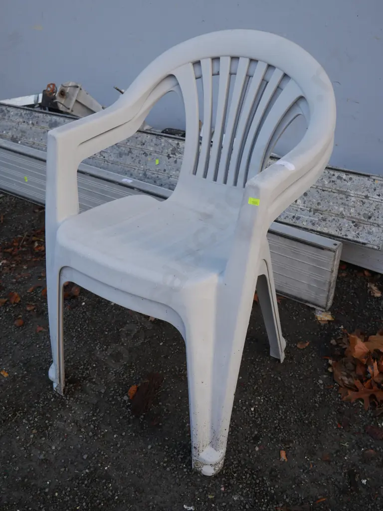 2 plastic chairs Image 1++