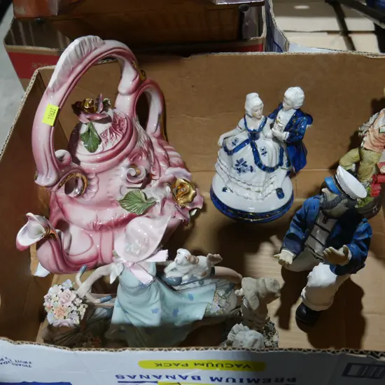 Figurines, large teapot