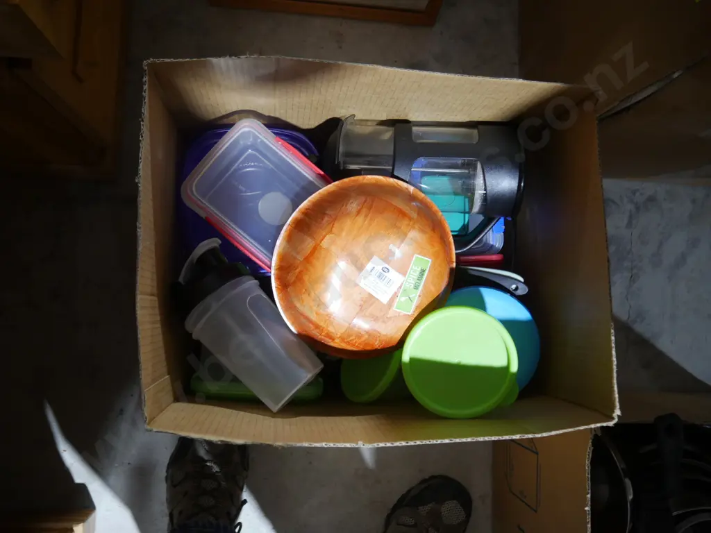 3 boxes of kitchen ware etc Image 1++