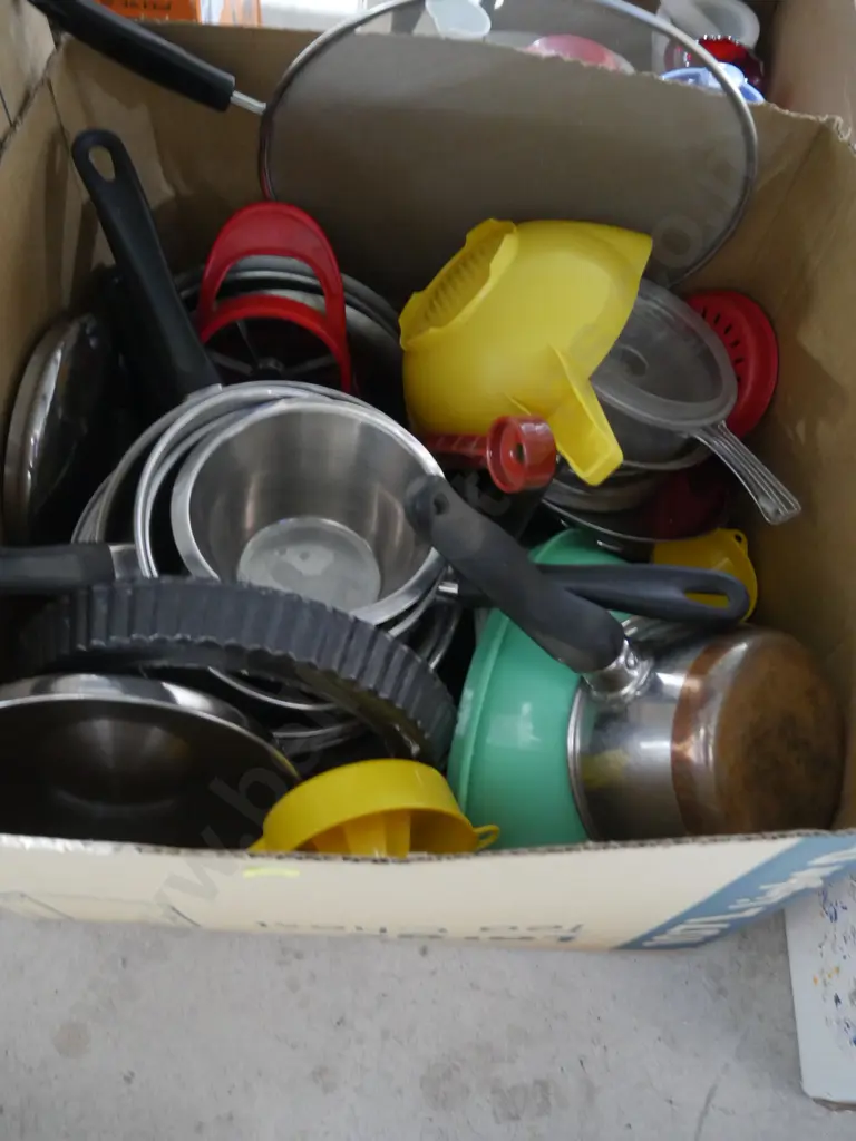 3 boxes of kitchen ware etc Image 1++