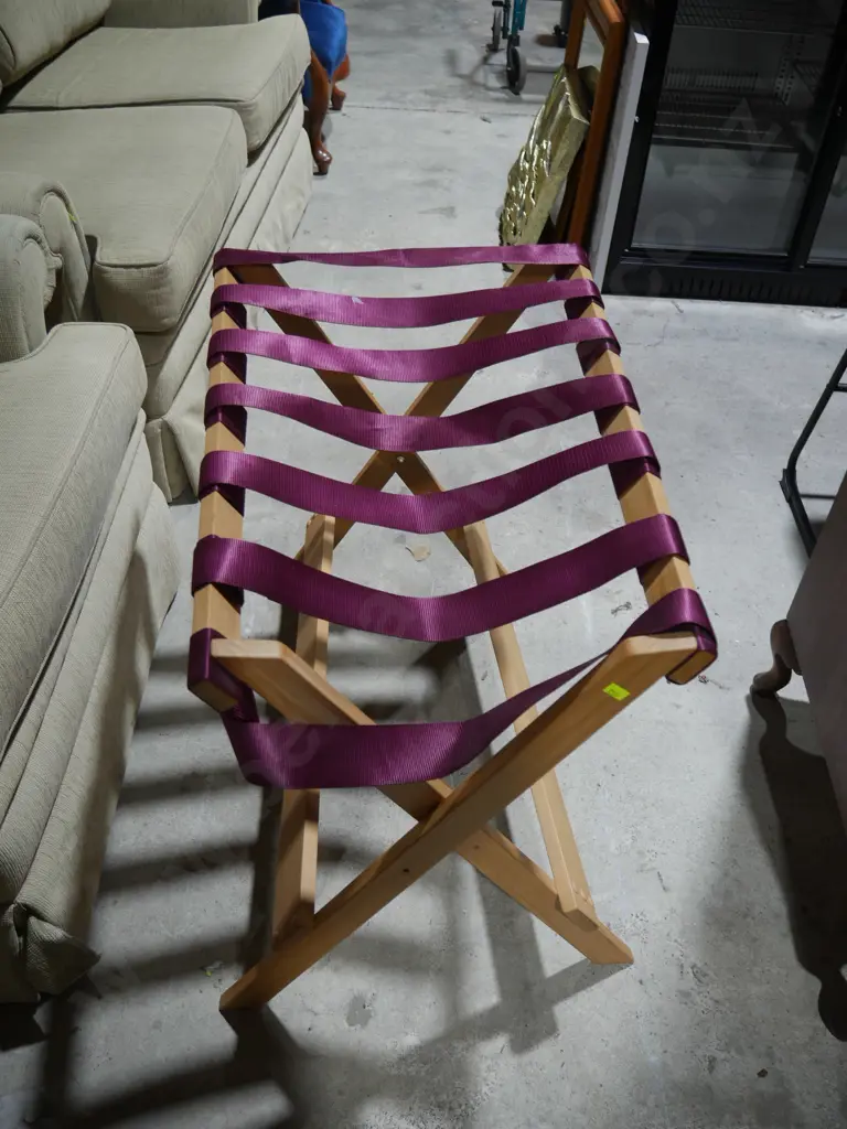 Luggage stand Image 1++