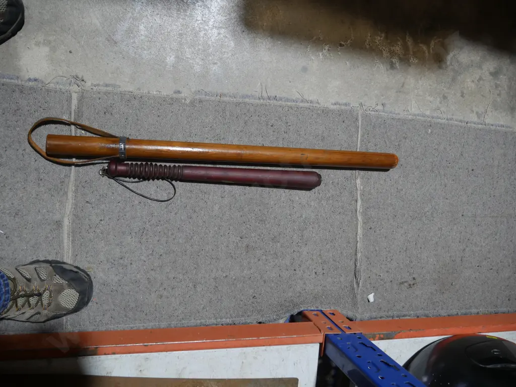 2 batons Image 1++