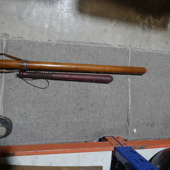 2 batons