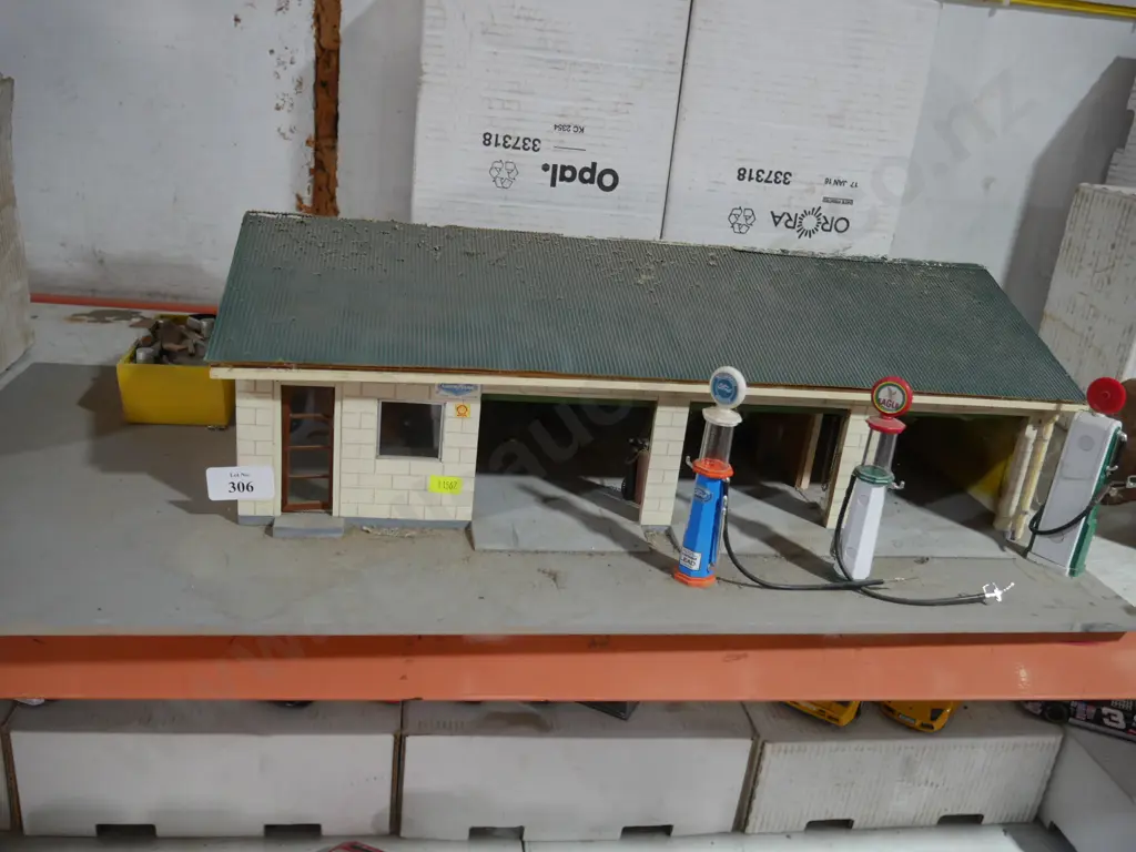 Toy petrol station Image 1++