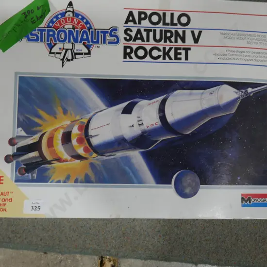 Apollo Saturn v rocket model