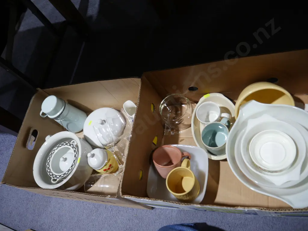 2 boxes glassware, mugs etc Image 1++