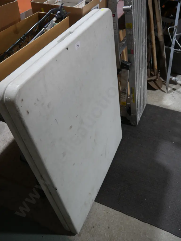 Fold up trestle table Image 1++