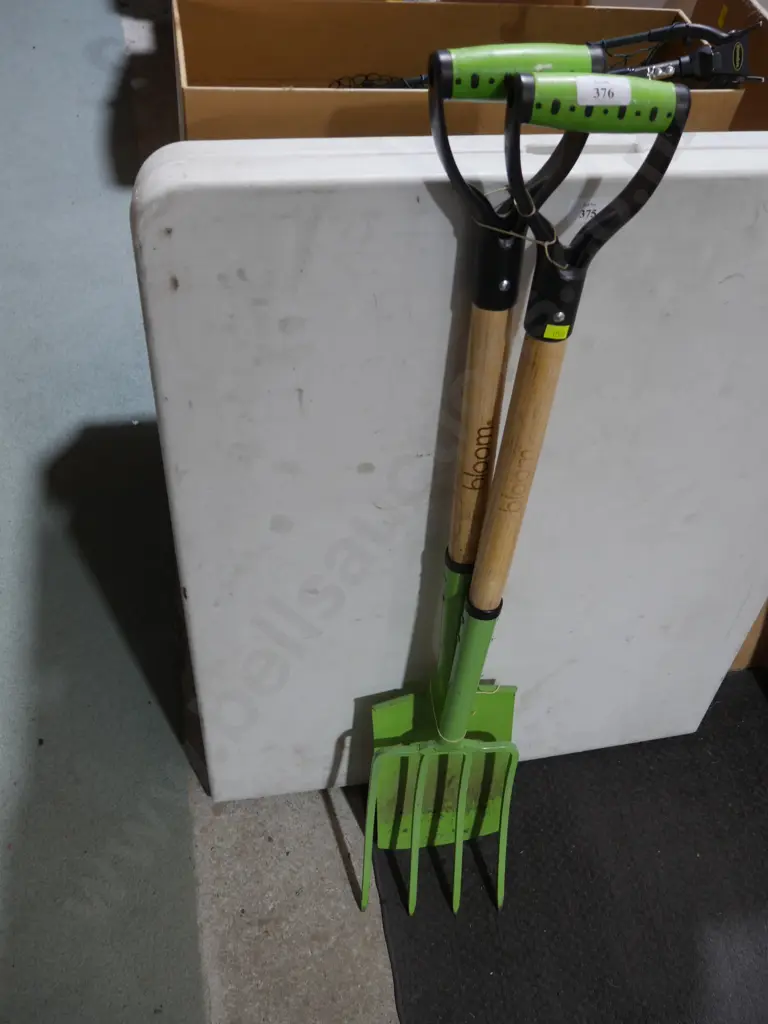 Spade and fork Image 1++