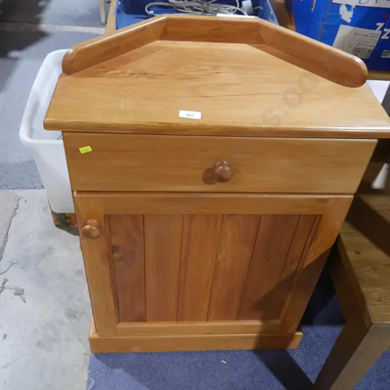 Corner cabinet