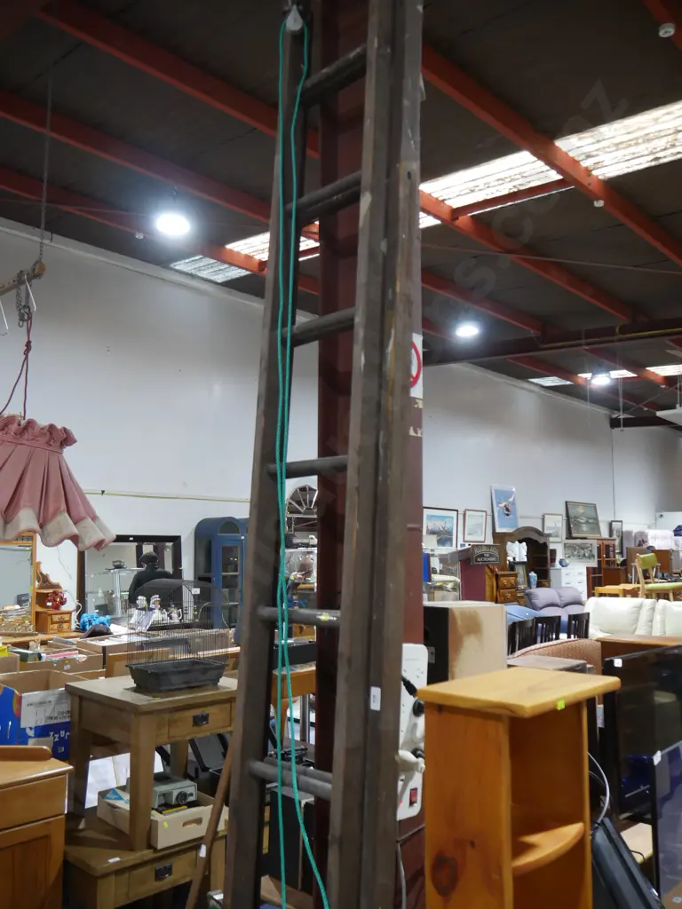 Wooden extension ladder Image 1++