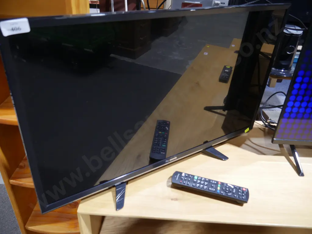 Panasonic 32-in TV Image 1++