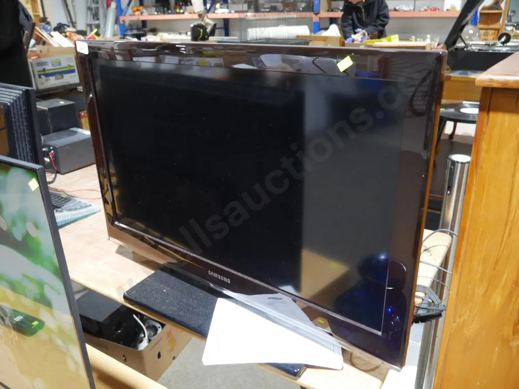 Samsung 32-in TV Image 1++