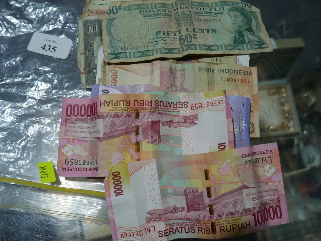 Assorted bank notes Image 1++