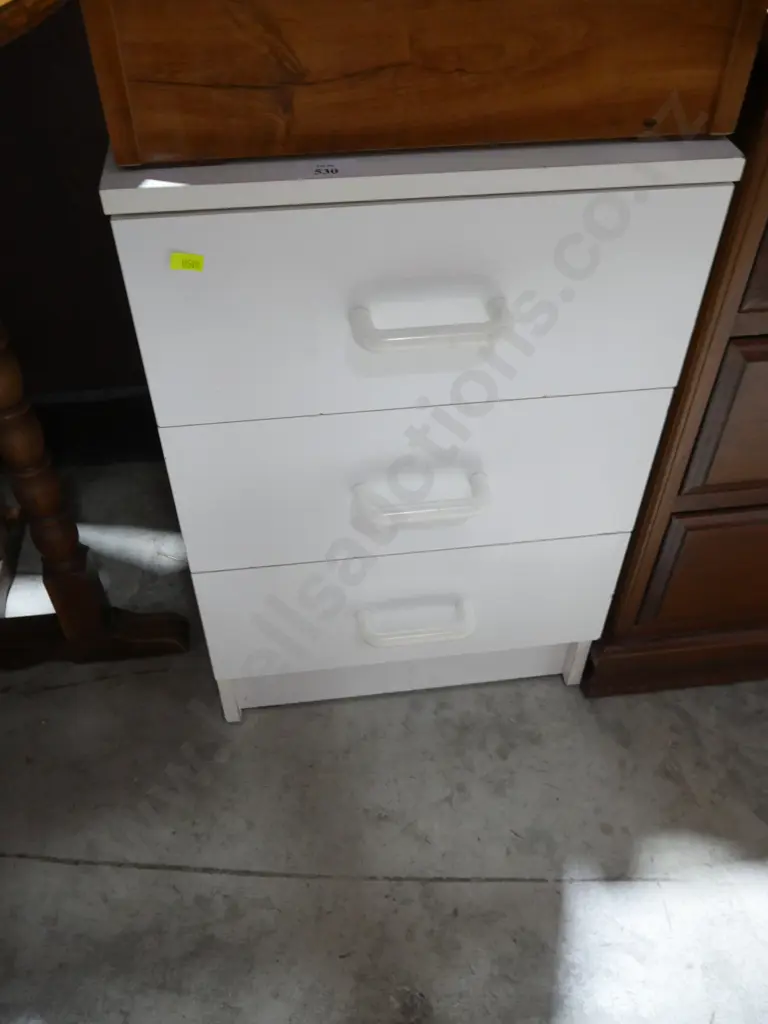 White bedside drawers Image 1++