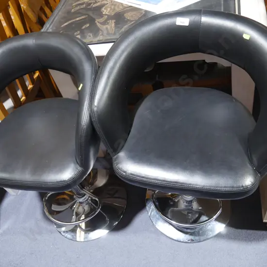2 bar stools