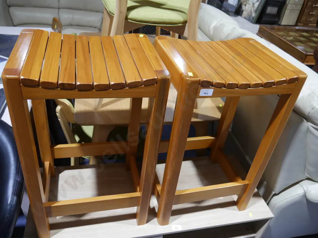 2 bar stools Image 1++