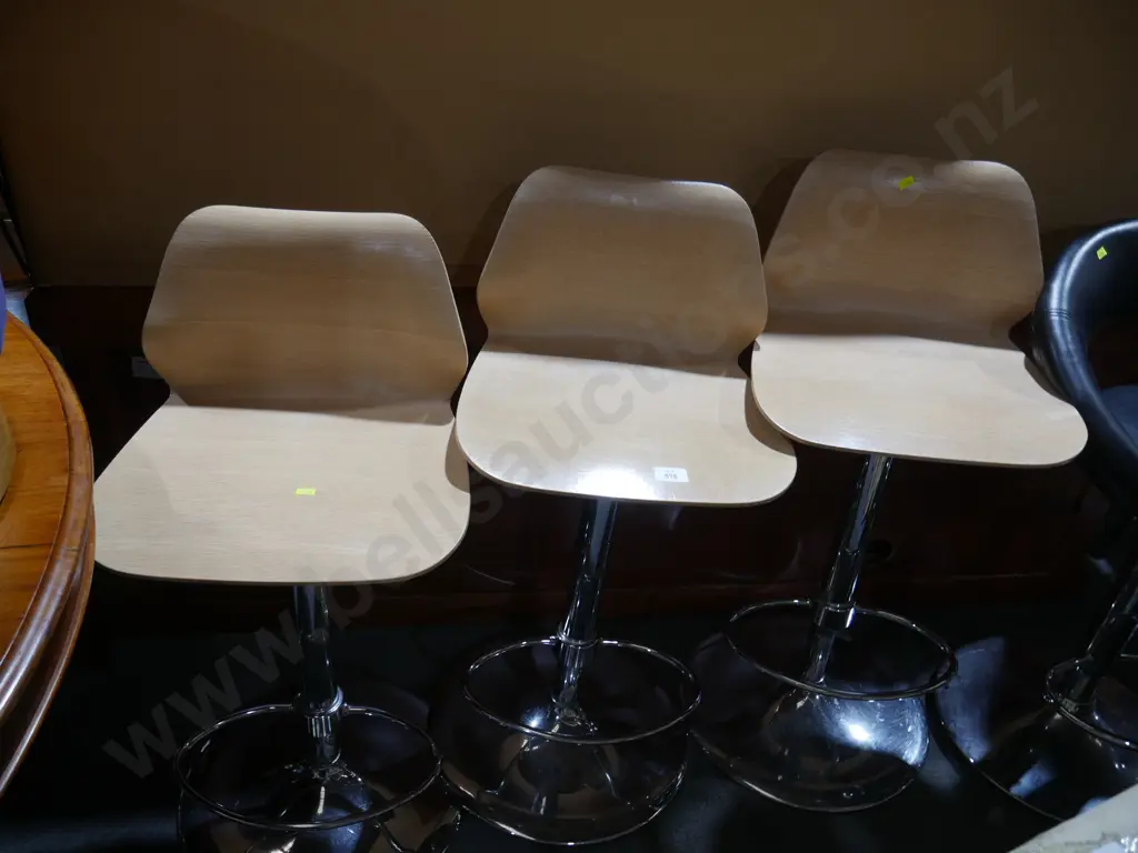 3 bar stools Image 1++