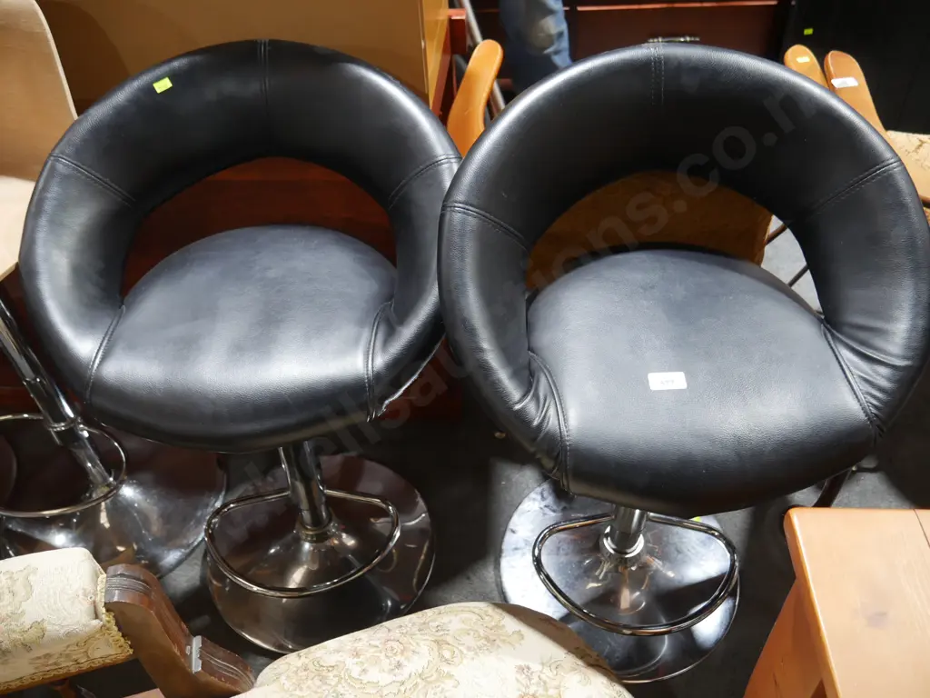 2 bar stools Image 1++